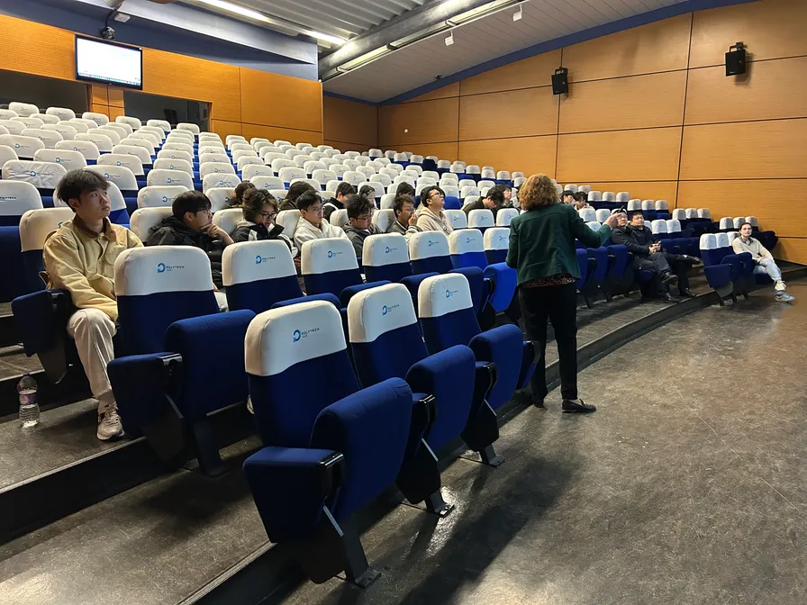 Hohai-Lille College students visiting Polytech Lille